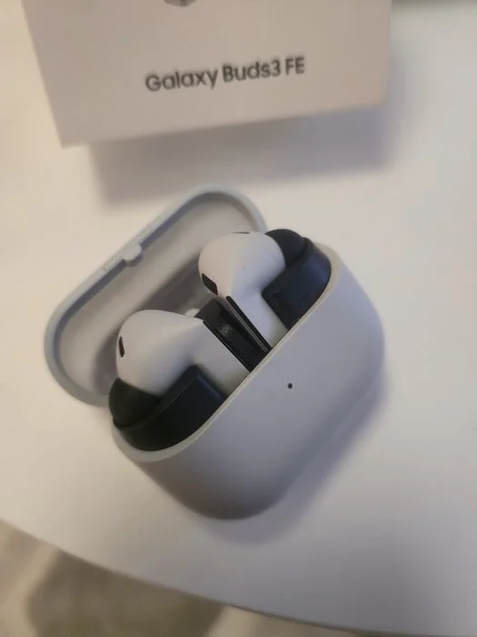 Słuchawki SAMSUNG Galaxy Buds3 FE Szary – zdjęcie 2
