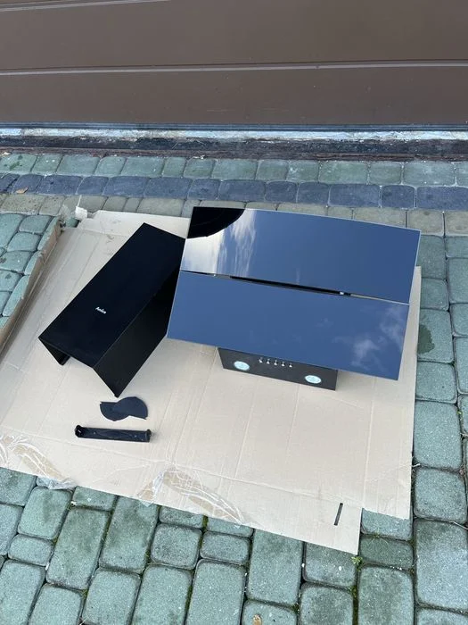 Sprzedam okap kominowy szklany skośny Amica 60 OKC623S czarny