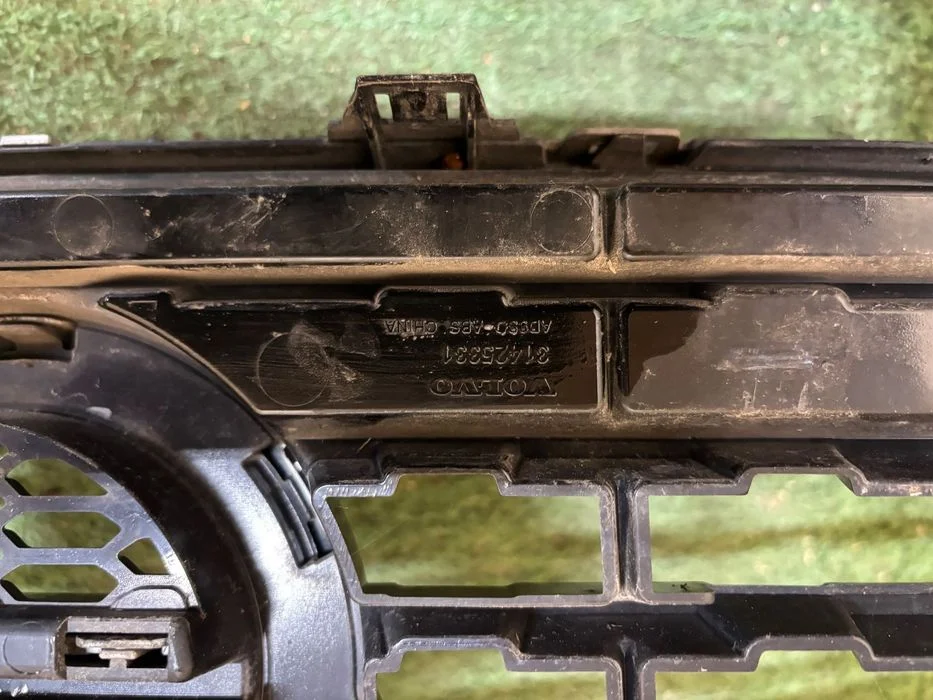 Volvo V40 II Lift R-Design Atrapa ,Grill – zdjęcie 4