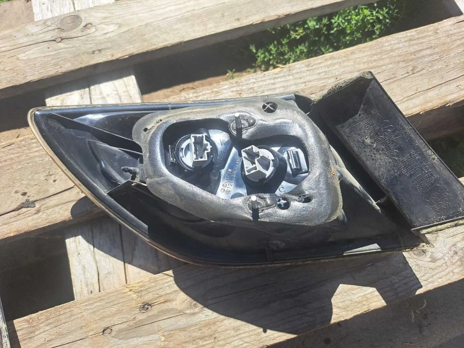 Lampa PRAWY TYŁ w błotnik Mazda 3 I BK (03-09) – zdjęcie 6