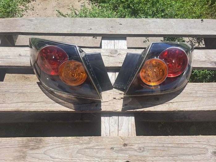 Lampa PRAWY TYŁ w błotnik Mazda 3 I BK (03-09)