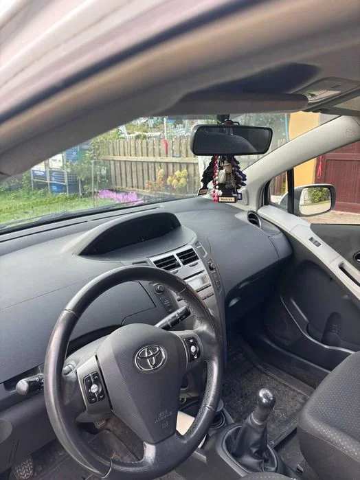 Toyota Yaris mały przebieg – zdjęcie 5