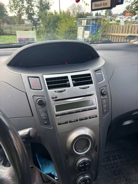 Toyota Yaris mały przebieg – zdjęcie 4