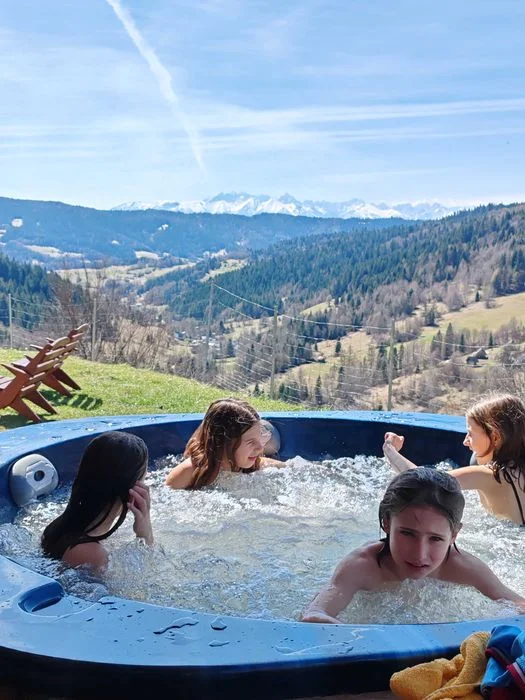 Domek z kominkiem w górach widok na Tatry ferie jacuzzi balia wczasy cisza, Gorce, owce