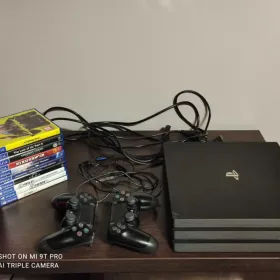 Konsola PS4 Pro 1TB z 2 padami + 11 gier