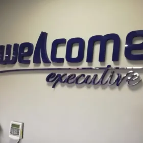 Litery przestrzenne 3D ze styroduru PCV plexi . Tabliczki z dystansami