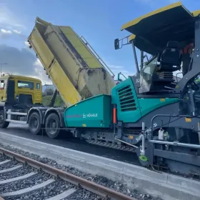 Układanie nawierzchni asfaltowej,układanie asfaltu,drogi,parkingu