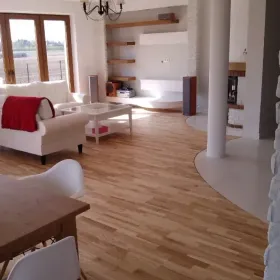 Montaż podłóg: panele wykładziny deska lvt listwy