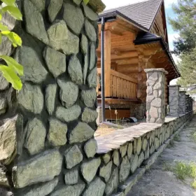 Ogrodzenia frontowe z kamienia łupanego/Bloczków /KAMIENIARSTWO