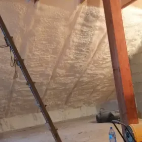 Ocieplenie dachu poddasza pianą Izolacje Natryskowa pianą pur