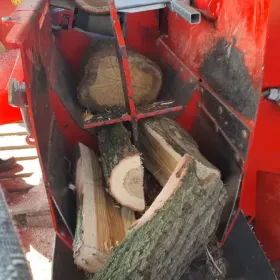 Łupanie rąbanie cięcie drewna opałowego kominkowego