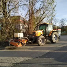 Zamiatanie utrzymanie czystości sprzątanie zamiatarka dróg chodników