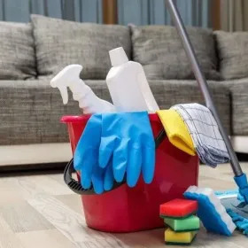 Sprzątanie, mycie okien.