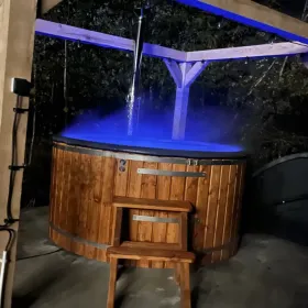 Domek z balią pod lasem