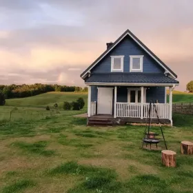 Domek z linią brzegową jeziora, łódka - Boże Narodzenie, Ferie